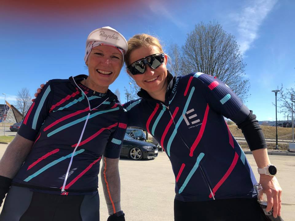Marianne og Camilla fra Bærum storkoser seg og er allerede blitt erfarne syklister. Foto: Irén Westrum / Ladies Edition og Team Coop Ladies