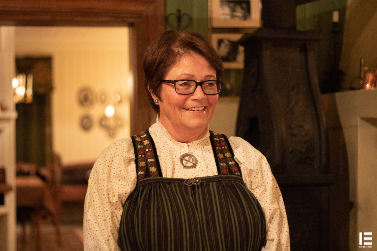 Hallingdrakt: Sigrunn, vertinne på Hagaled Gjestegård er ikledd en flott Hallingdrakt og ønsker oss velkommen. Foto: Ladies Edition