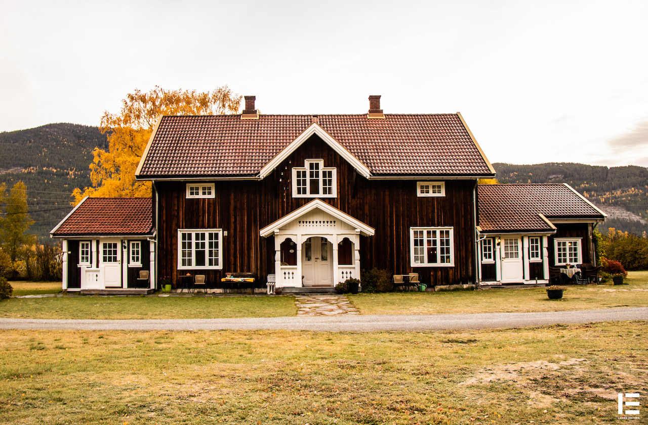 Et flott hovedhus: Hagaled Gjestegård er fra 1500-tallet og Sigrunn Svenkerud driver gården som i dag er en gjestegård med overnattingsmuligheter for opp mot 14 personer. Foto: Ladies Edition