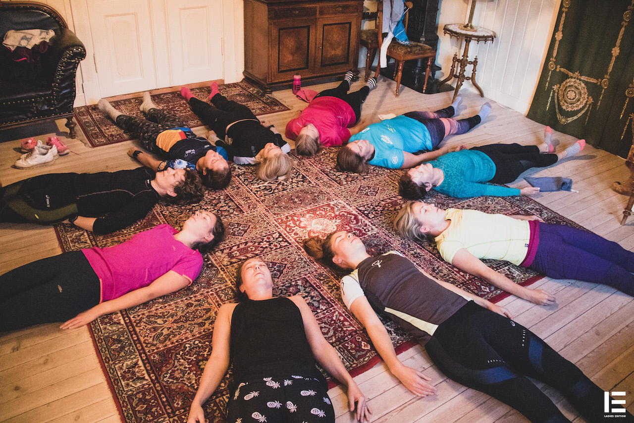 Avslapning etter yoga: Damene slapper av før frokosten serveres i Hallingstugu ved siden av.