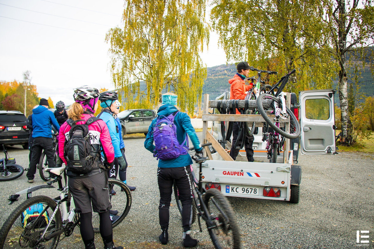 Syklene skal shuttles opp: Både damene og syklene skal sendes oppover fjellet med bil.