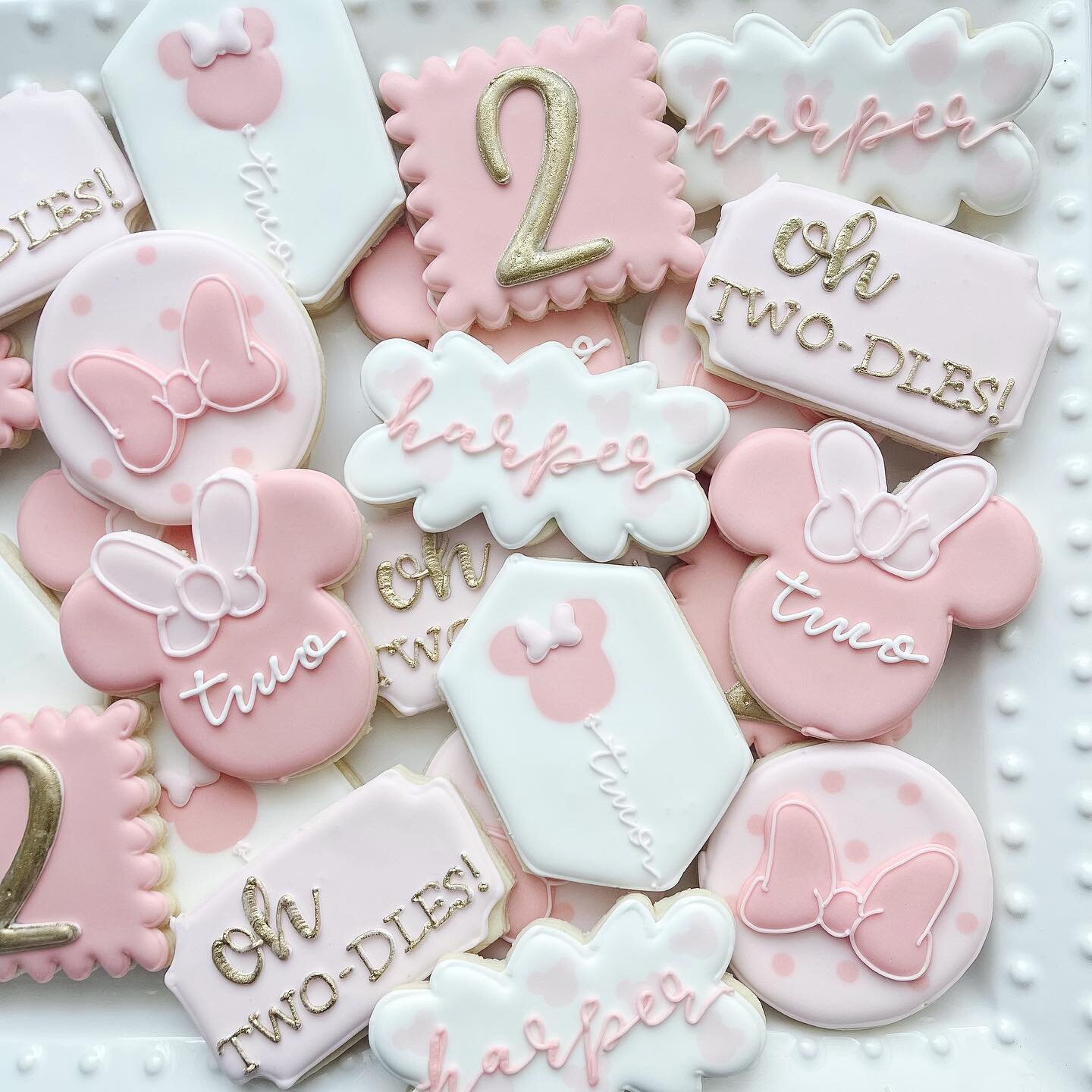 Oh two-dles! 🤍 Minnie Mouse theme cookies with touch of gold! #minniemousecookies #customcookies #houstoncookies
