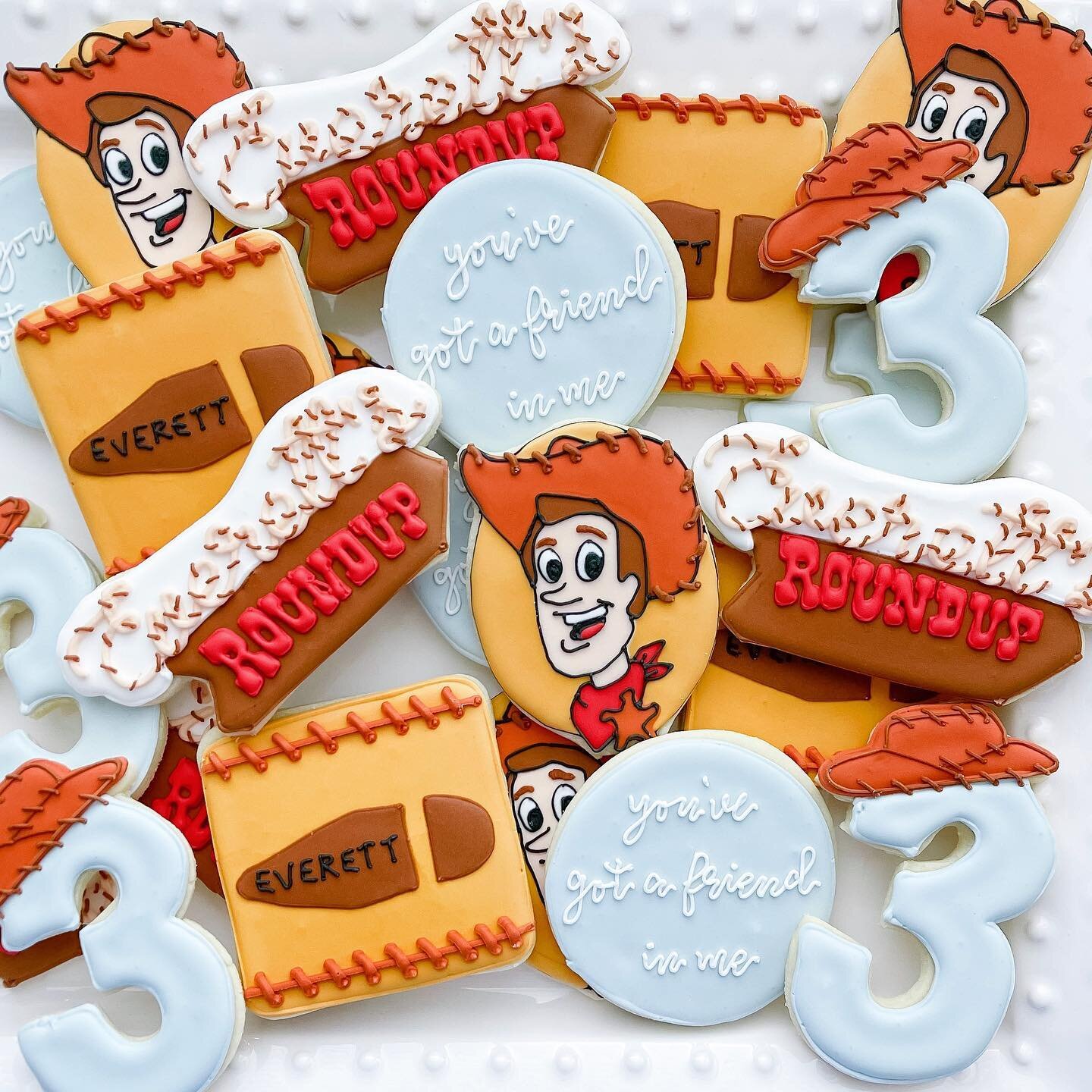 Everett&rsquo;s roundup 🤠 Another cute set of cookies in the books!! Party planning by @wisteriaeventdesign #woodycookies #roundupcookies #houstoncookies #cowboycookies #toystorycookies