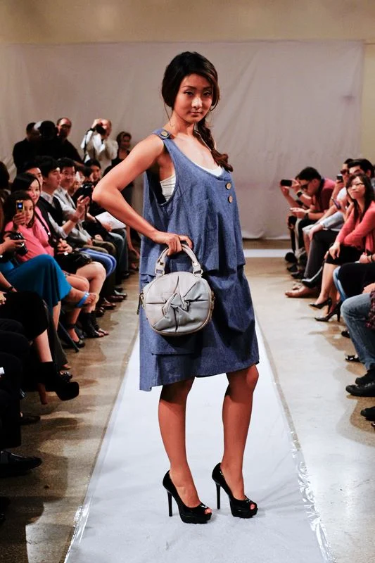 ModaRevise_BlackIris_Crossbody_Box.jpg