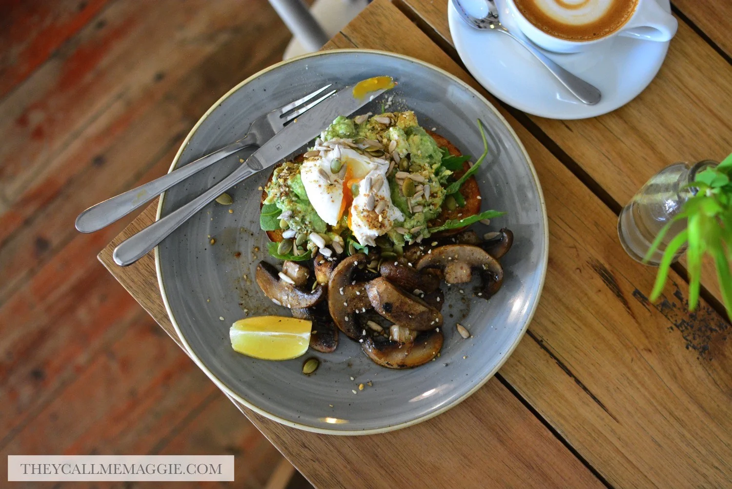 mushrooms-avocado-toast.jpg