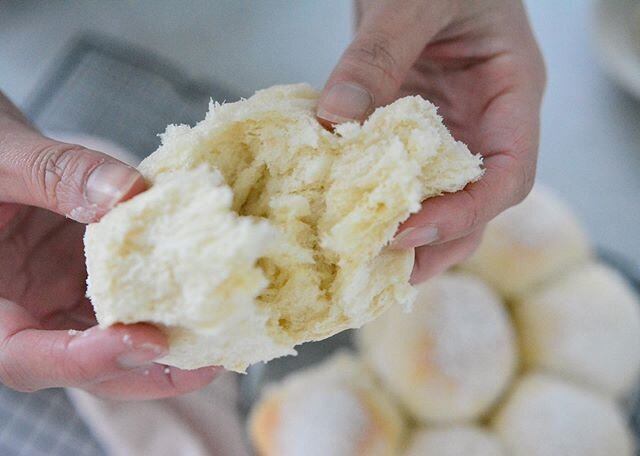 @themacarondiaries cracking into our home-baked milk buns to be greeted by a fragrant waft of steam and the floofiest bread interior ever... ah, be still my beating heart 😍😋 #theycallmemaggiecooks #isobaking