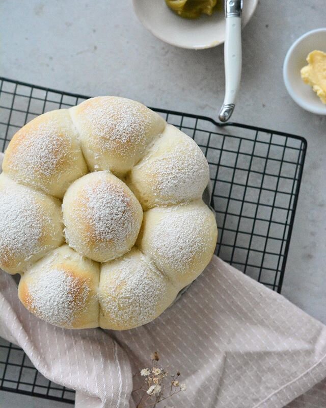 Sorry (but not sorry) to bunbard your feed with all these snaps of the floofy milk buns you clearly kneaded to see 😅 Will definitely be making these again and with much room for flavour adaptations - @themacarondiaries has already whipped up a few b