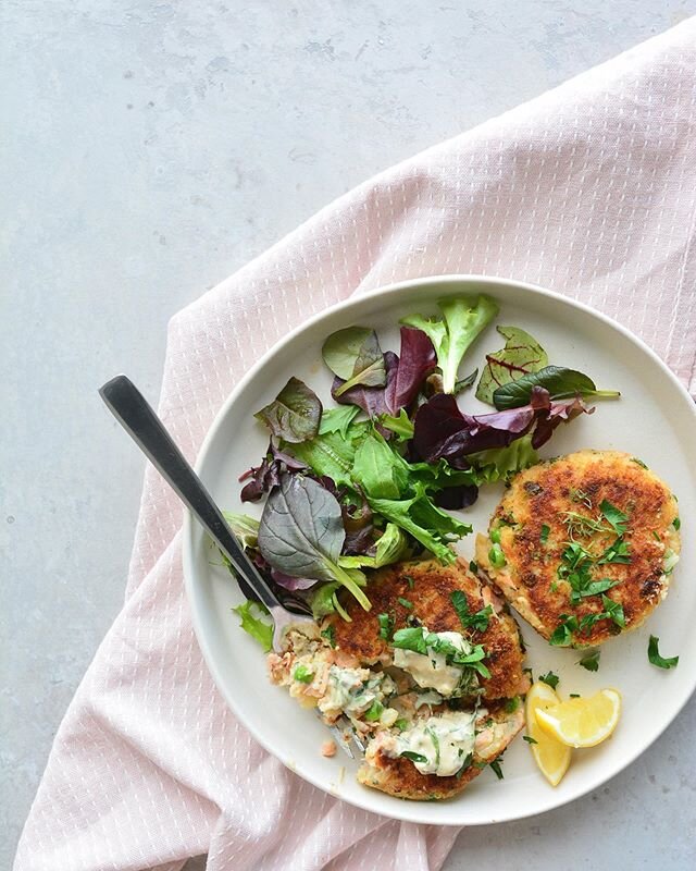 Blogged: recipe for these smoked salmon cakes. It&rsquo;s an easy one and good for any time of the day. Switch out the salad for an egg if serving for breakfast 😋 #theycallmemaggiecooks #coronacooking
