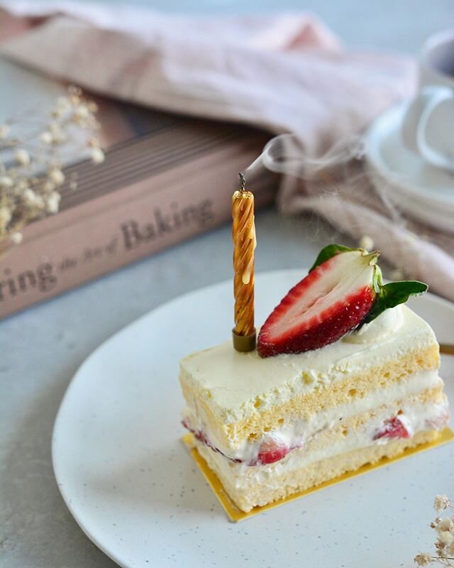 9 years a blogger, how quickly time has flown by 😱 Marking the occasion with a beautifully photogenic and tasty slice of strawberry shortcake from @ichigoau.