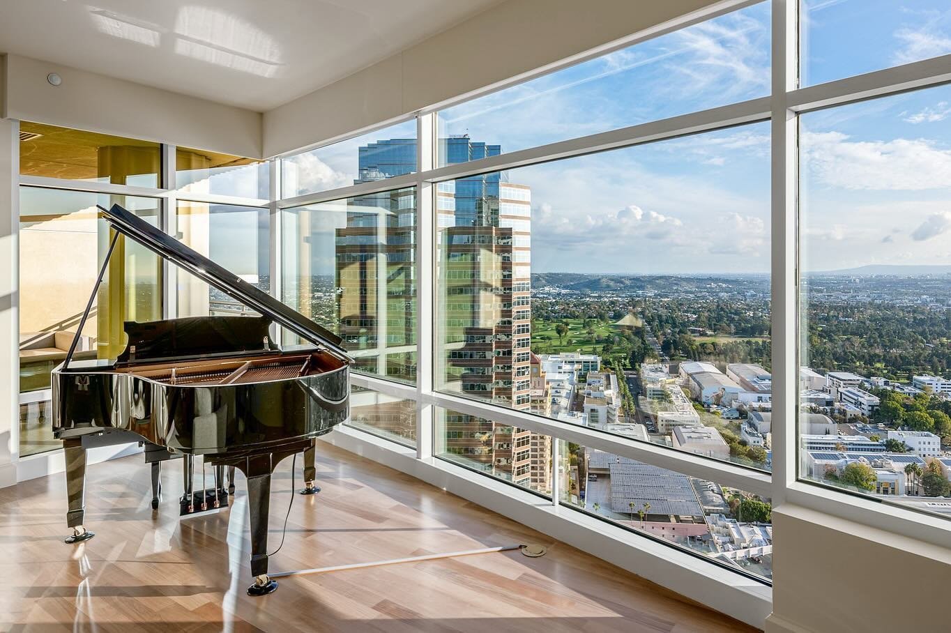 You could be playing piano with these day and night views of &ldquo;Nakatomi Plaza&rdquo; from The Century
.
.
.
#realestatephotography #losangelesrealestatephotographer #losangelesrealestatephotography #hollywoodrealestate #beverlyhills #belair #los