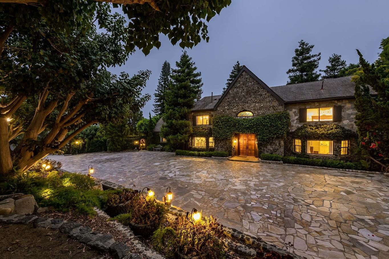 Stone Manor is a quiet and cozy hideaway on a rainy day in Malibu
.
.
.
#realestatephotography #losangelesrealestatephotographer #losangelesrealestatephotography #losangelesrealestate #luxuryrealestate  #losangelesluxuryrealestate  #milliondollarlist