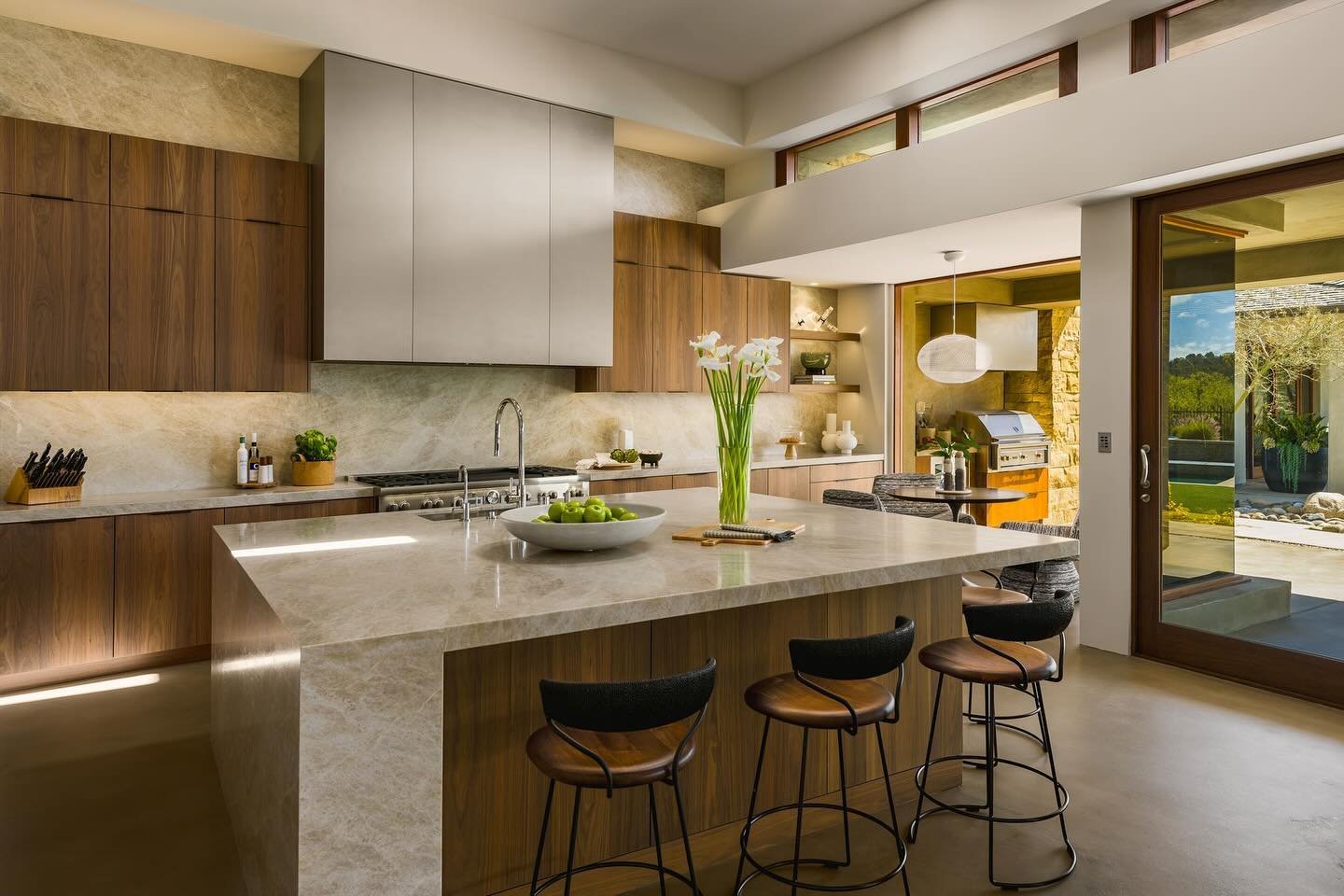 New project photos of a beautiful indoor/outdoor kitchen for @cindybdesign 
.
.
.
#luxurydining #luxuryinteriordesign #kitchenremodel #delmarhomes #interiordesign #sandiegorealestate #luxuryhome #milliondollarlisting #indooroutdoordining