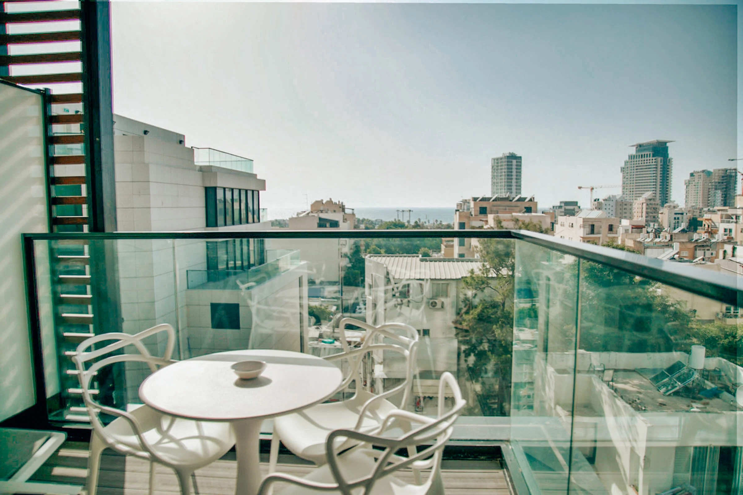 Psst...to rent this apartment in Tel Aviv, click here . 