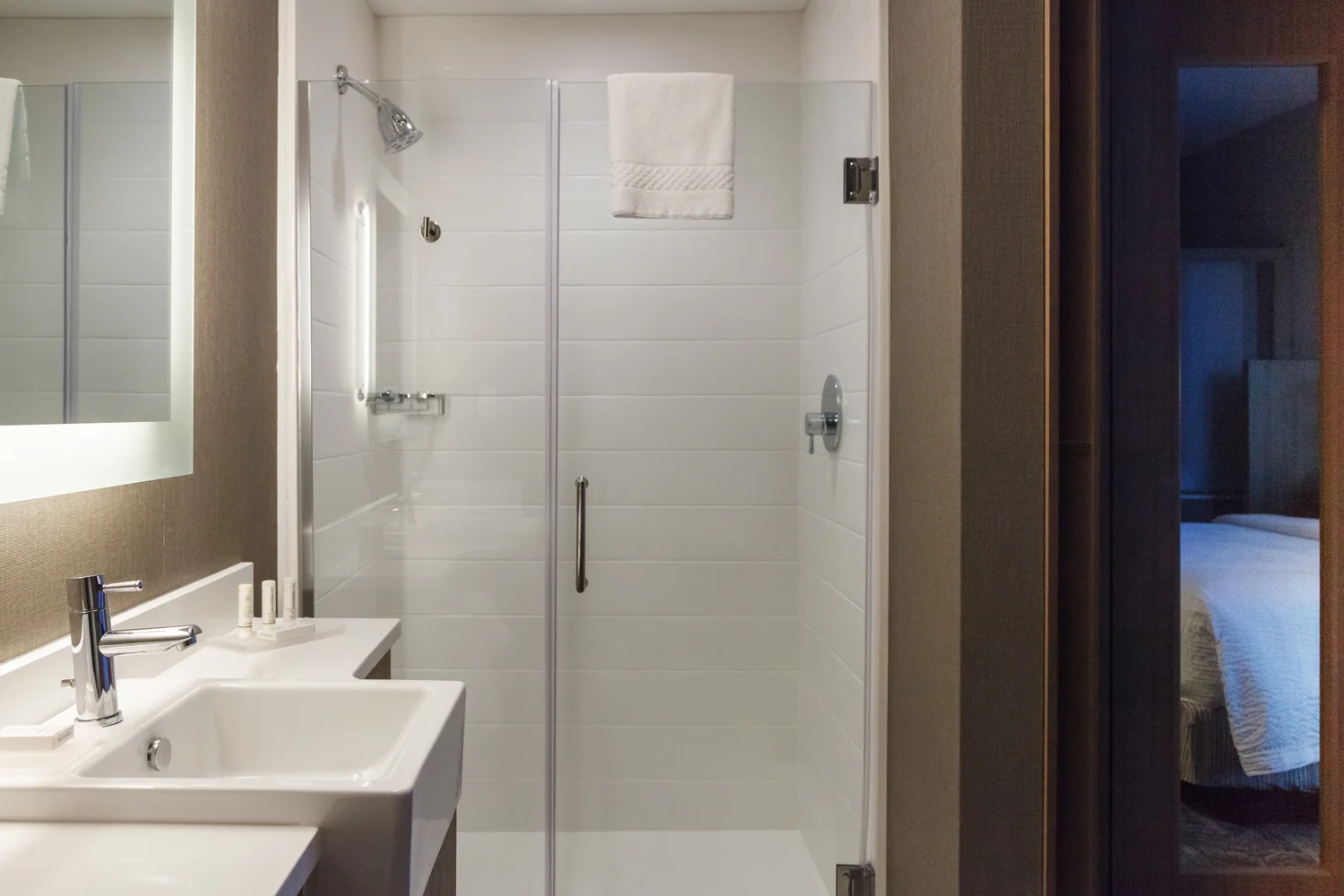 Marriott SpringHill Suites Somerset New Jersey Guest Bedroom Bathroom