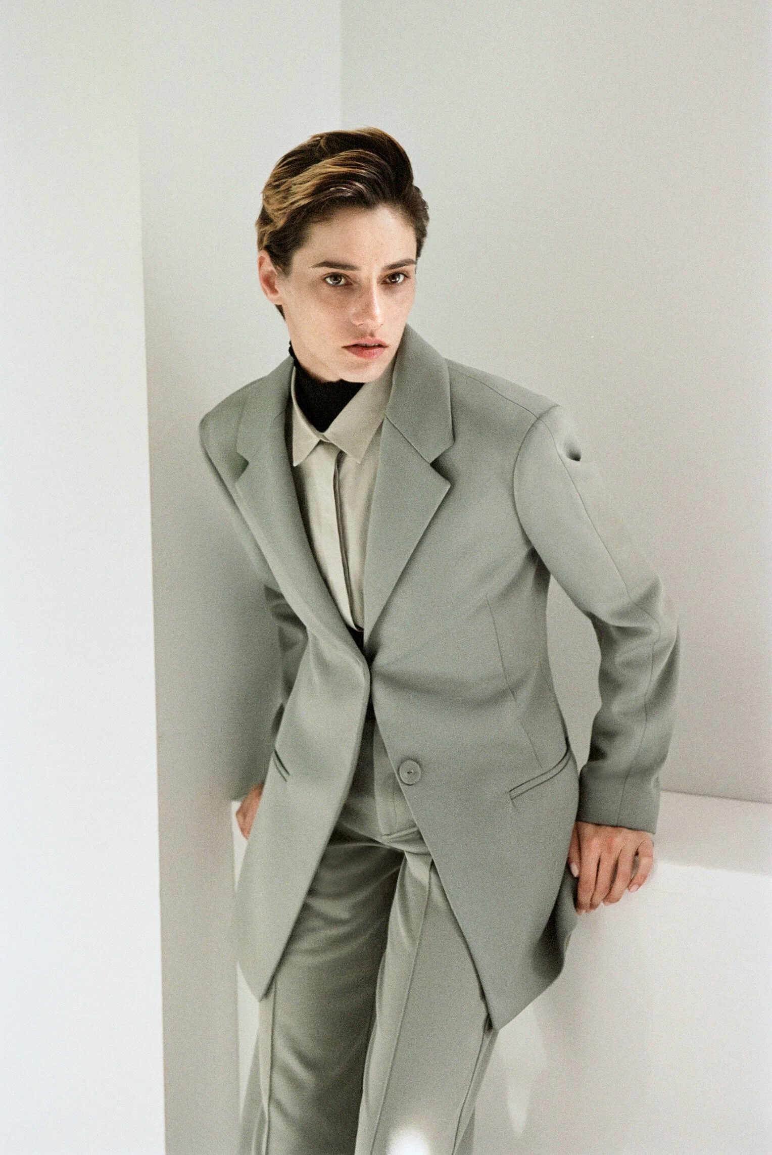 3776-15A TZP_TTM SRG GREY SUIT LEANING 58640010.JPG