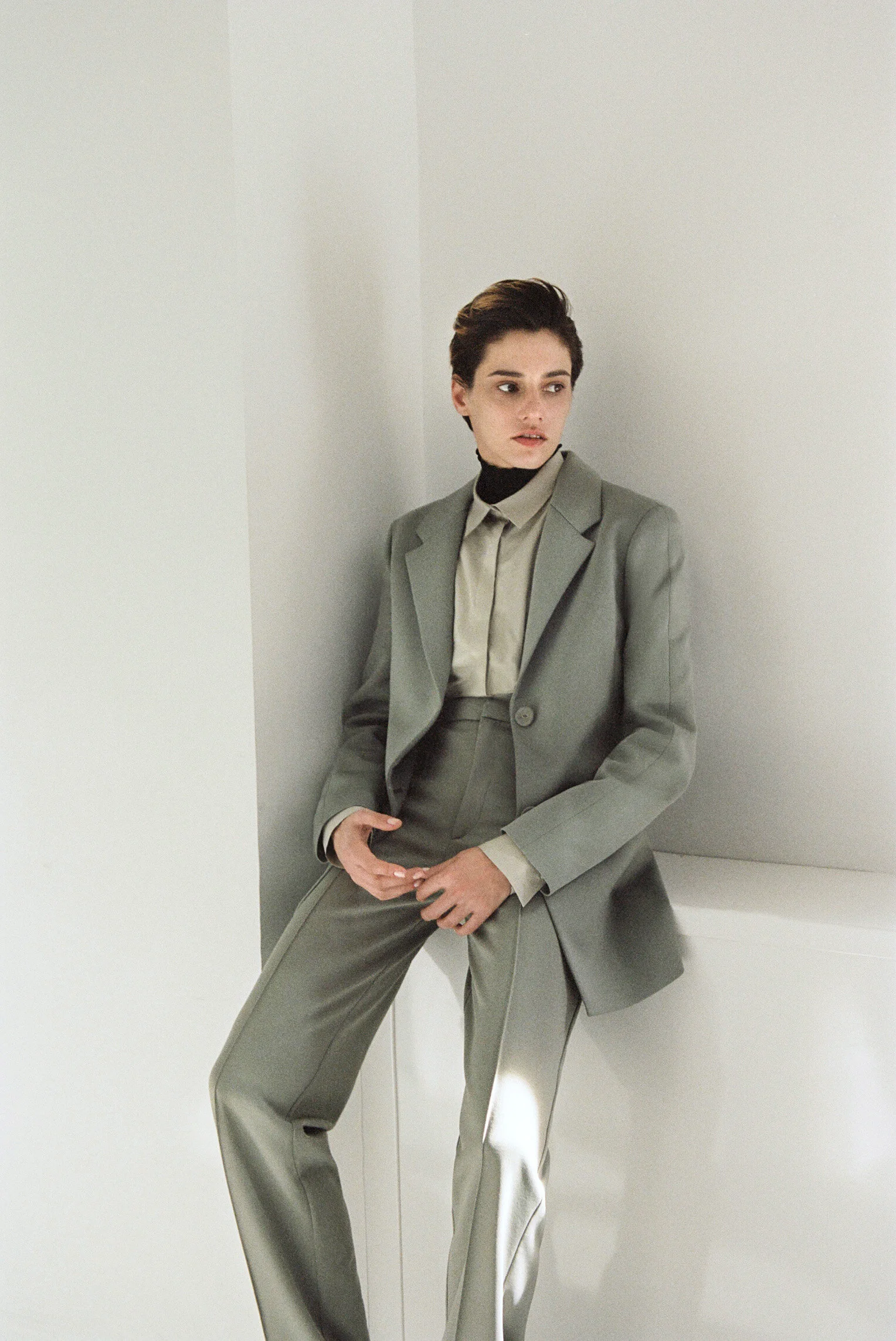 3776-16A TZP_TTM SRG GREY SUIT SITTING 58640015.JPG