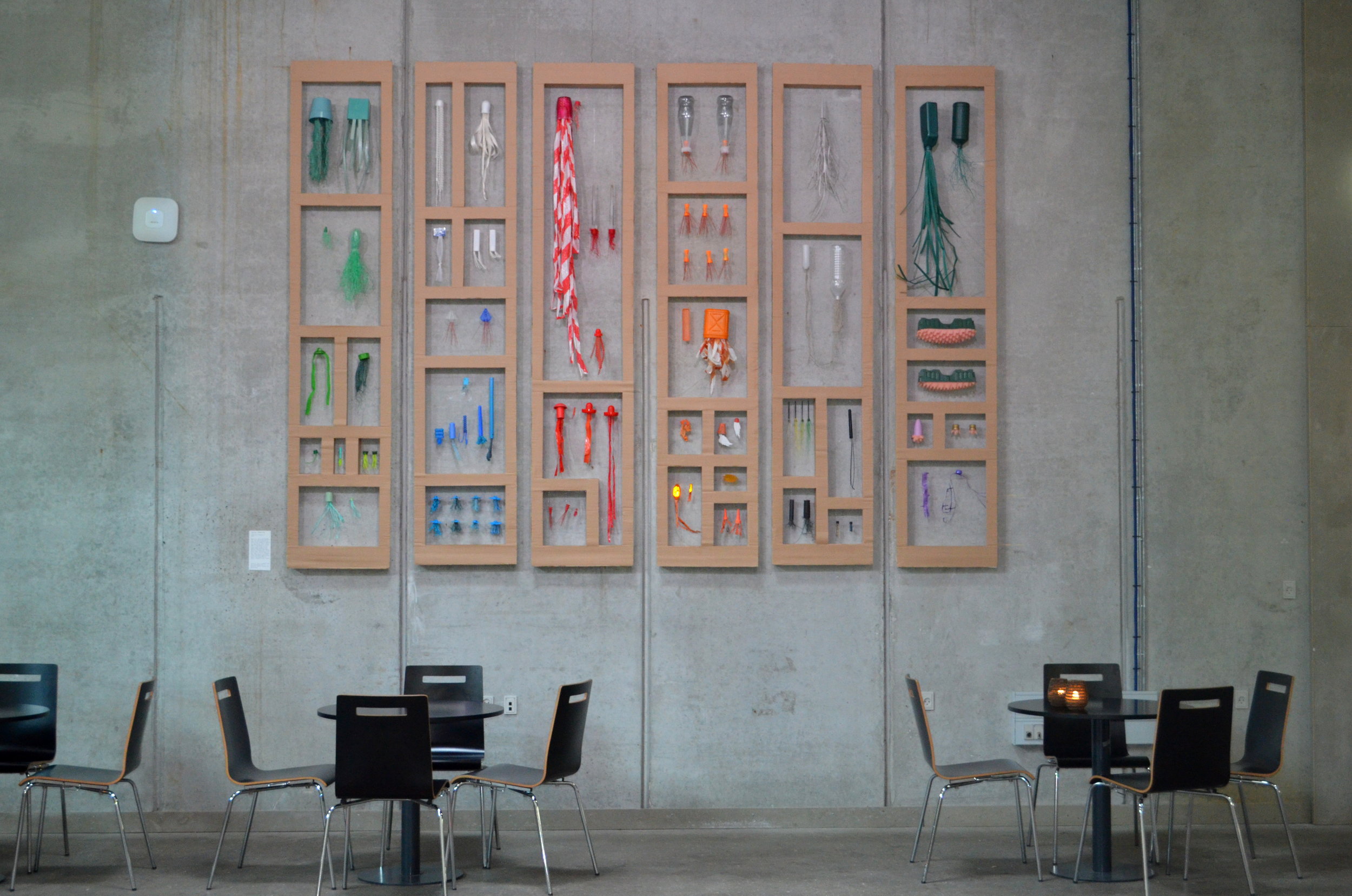Carolien Adriaanche, " Collection Aarhus C ", 2017. Genbrugsplast fundet i og omkring Aarhus. 