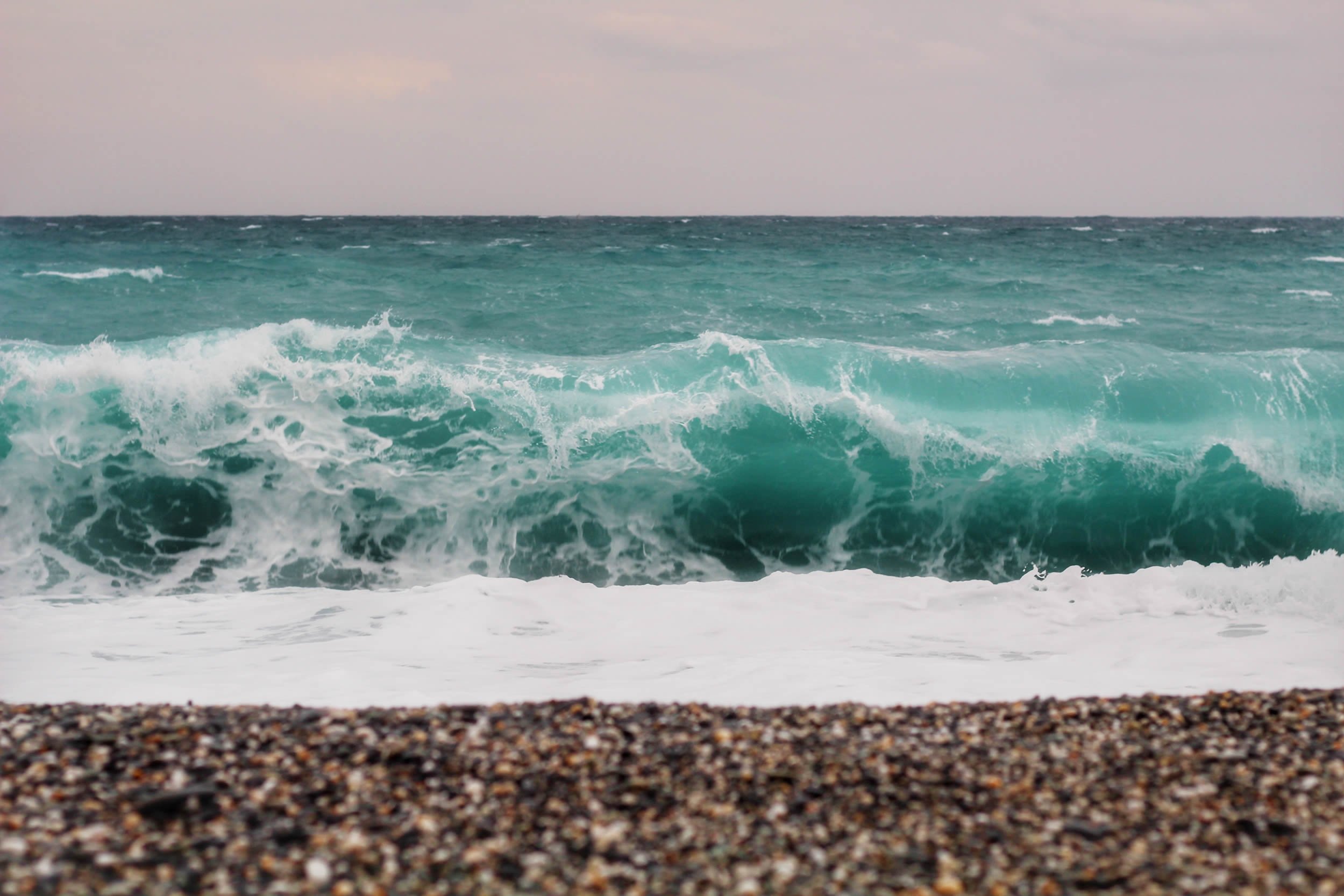Волна с волною спорит. Пляж волны. Морская волна на берегу вид сверху гиф. Берег моря земля. Бирюзовая волна и побережье фото.