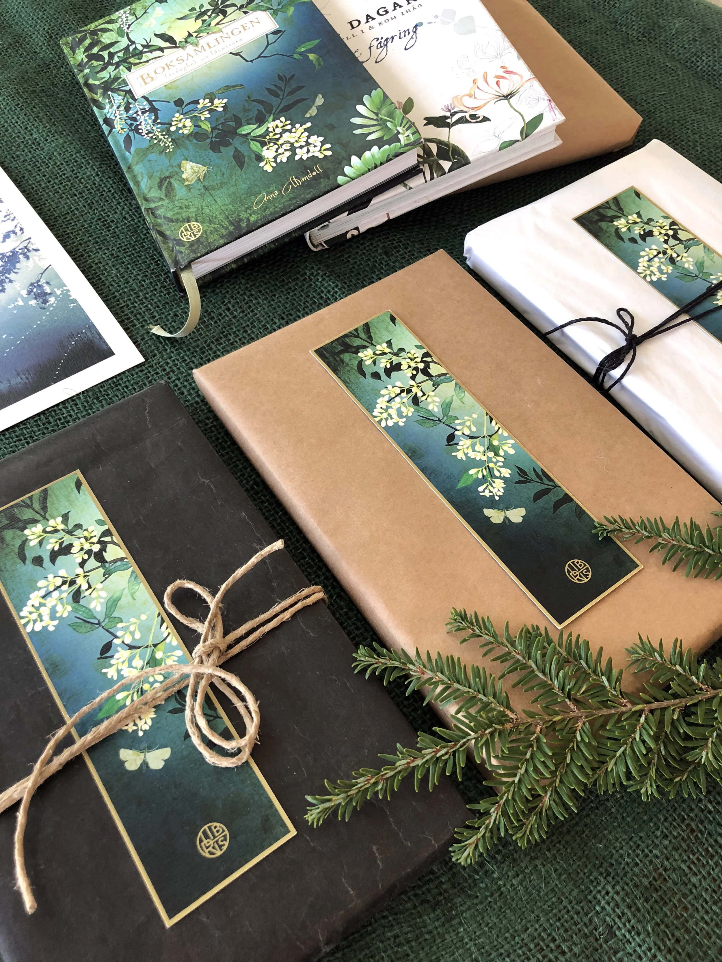 Boksamlingen är en omsorgsfullt illustrerad presentbok, läsdagbok och anteckningsbok för bokälskare