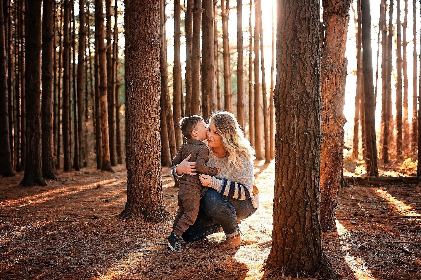 Y&rsquo;all all this heat as me dreaming of fall like shoots. Here&rsquo;s a little throw back of one of my favorite location finds, and my favorite mother/son duo ❤️ #grovecityphotographer #saturdaysundayshootdays #dnfamilies #columbusohiohairstylis
