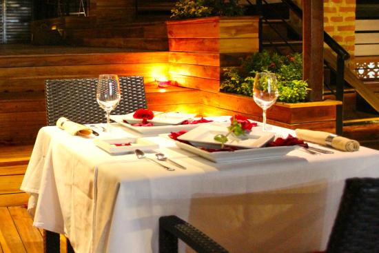 ELI'S RESTAURANT Calle 12 3-40 Centro Histórico Santa Marta Colombia Teléfono: +57 5 4233354 www.hotelcasacarolina.com/santa-marta/dining/ info@hotelcasacarolina.com