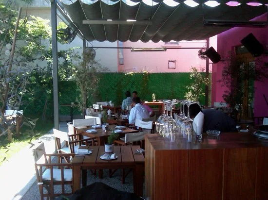 GALLO 71 Av. Jose Vanconcelo #71, Monterrey, México Telefono: +52 81 8335 6200 www.gallo71.mx/
