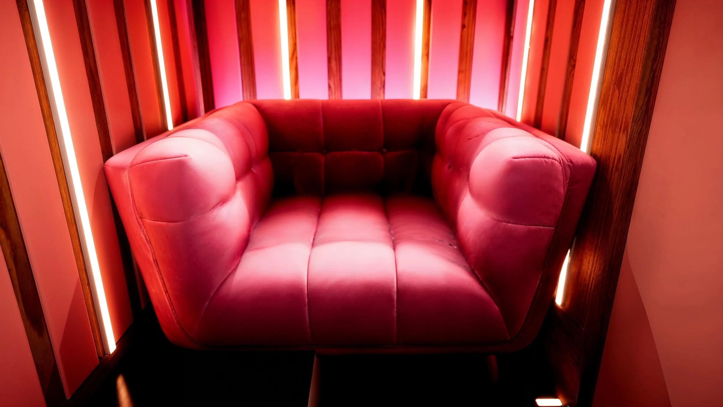 magnific-ofTXPccwn95bhJSIlbQJ-CAM_13_empty_chair.jpeg