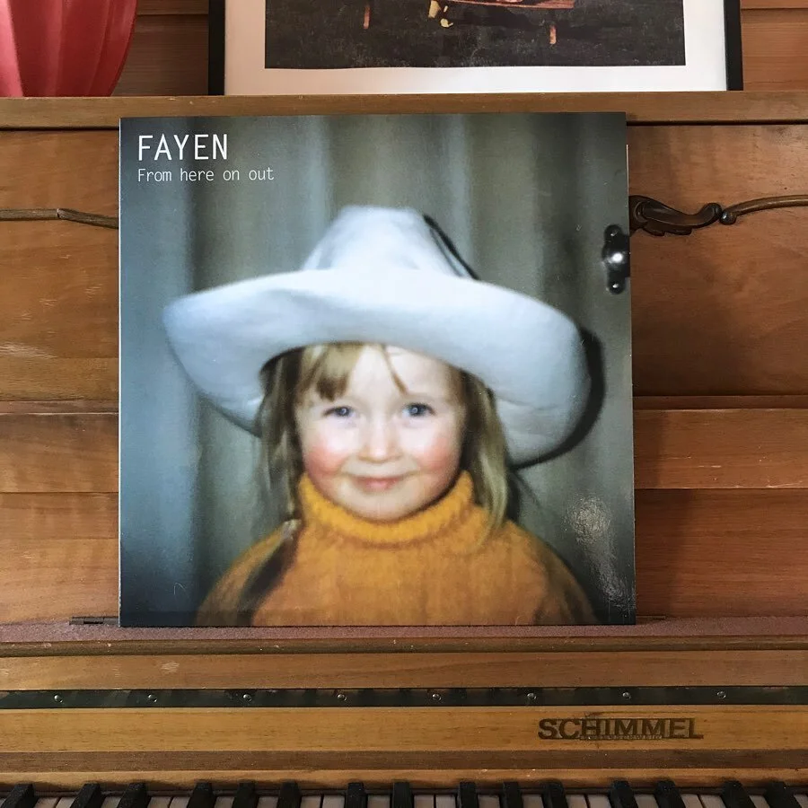 Vi har flotta oss med vinyl! ❤️ Send oss en melding om du vil ha, vi tilbyr vennepris. Bor du i Trondheimsomr&aring;det kan du f&aring; den p&aring; d&oslash;ra! 🚗💨
.
.
#vinyl #americana #nordicana #ep #record #retro #cowgirl #fayen #fromhereonout