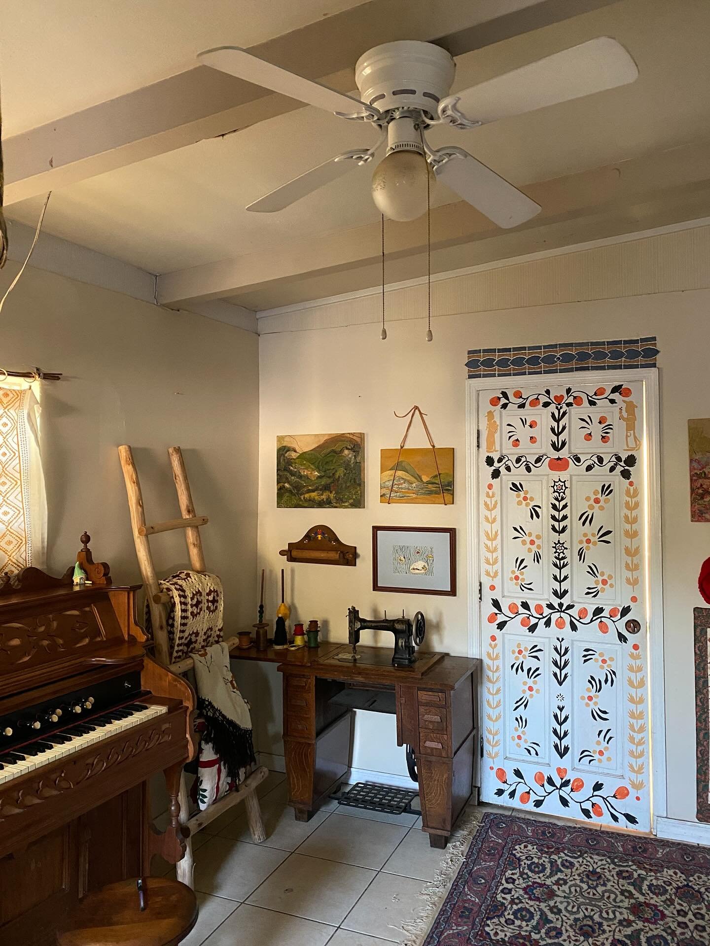 A few moments from this past week.  There is so much going on lately that weekly snapshots may be the theme of my posts from here on out for a little while.  Yahooo hi eclipse season 🫠❤️

1. A little peek of my studio this week for the visit from th