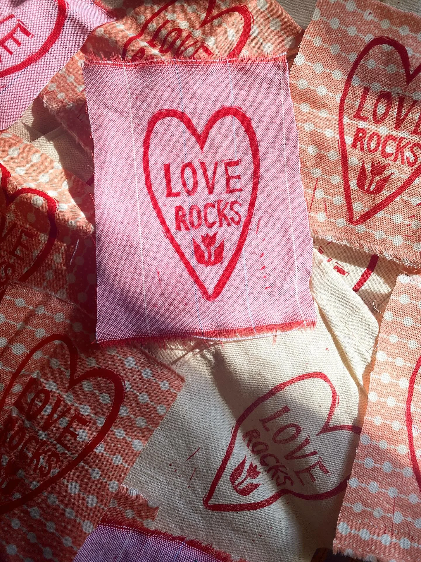 If you didn&rsquo;t know, #badbunny told ya ❤️ LOVE ROCKS ❤️ !!!! 

To commemorate this joyous outcry (and to fuel my love of puns) I made these block printed bags and will be unearthing my rock collection for a special &ldquo;fill-a-bag-of-rocks&rdq