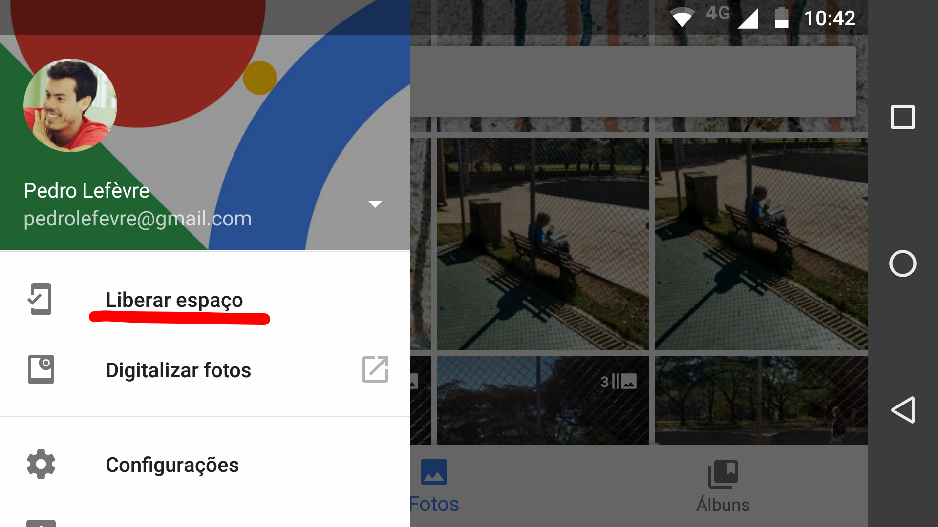 Dentro do app, quando acessado pelo seu celular ou tablet, ao acessar o menu (marcado por 3 barras horizontais) ao lado da barra de pesquisa, você vai encontrar a opção "Liberar espaço". Com ela o app faz um backup de todas as suas fotos na nuvem e em seguida exclui todas as duplicatas do seu celular, liberando o espaço antes ocupado pelas fotos.