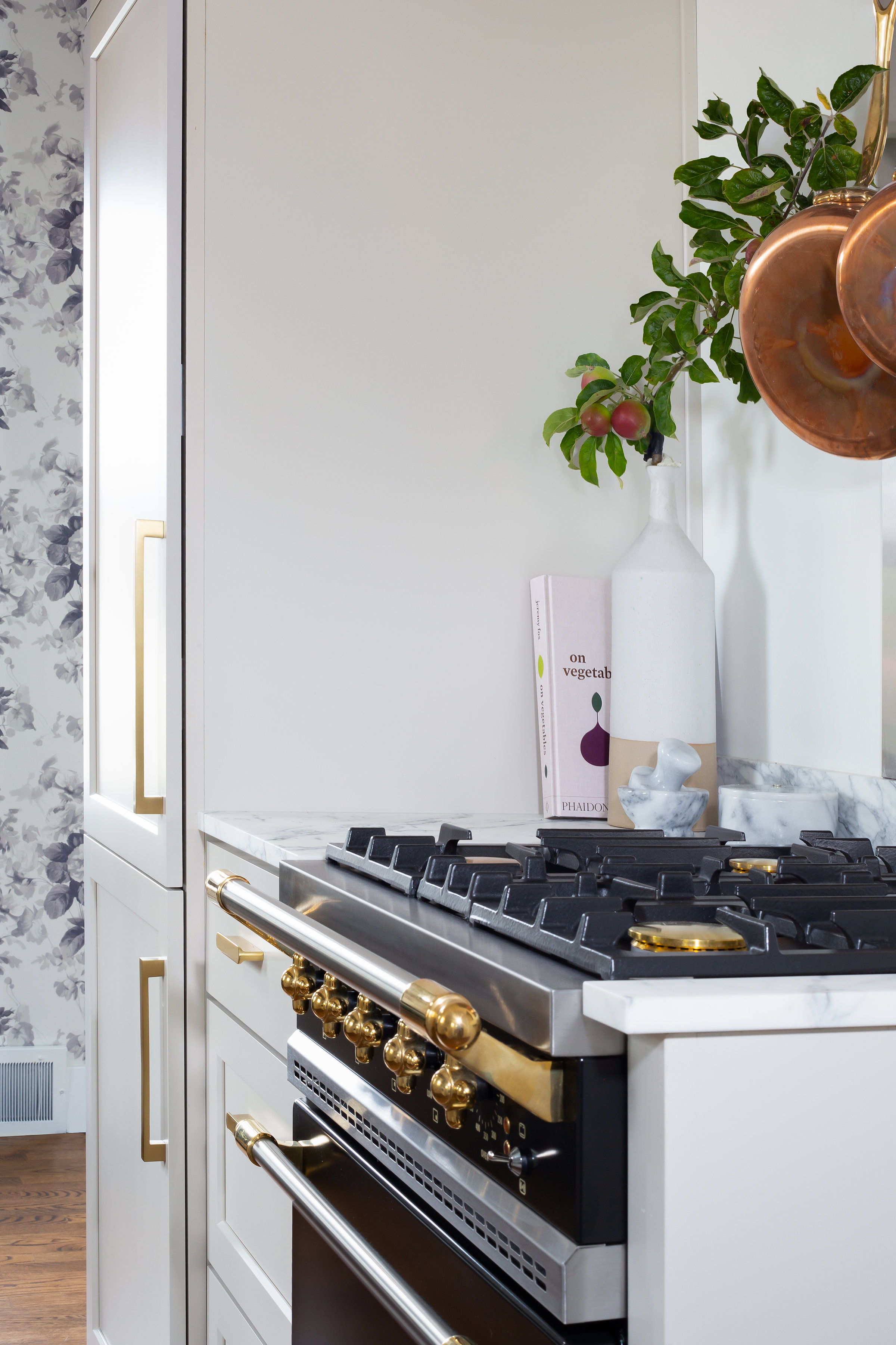 DistinctiveKitchensCollinsKitchenLacancherangeangleperspectivecopper pots.jpg