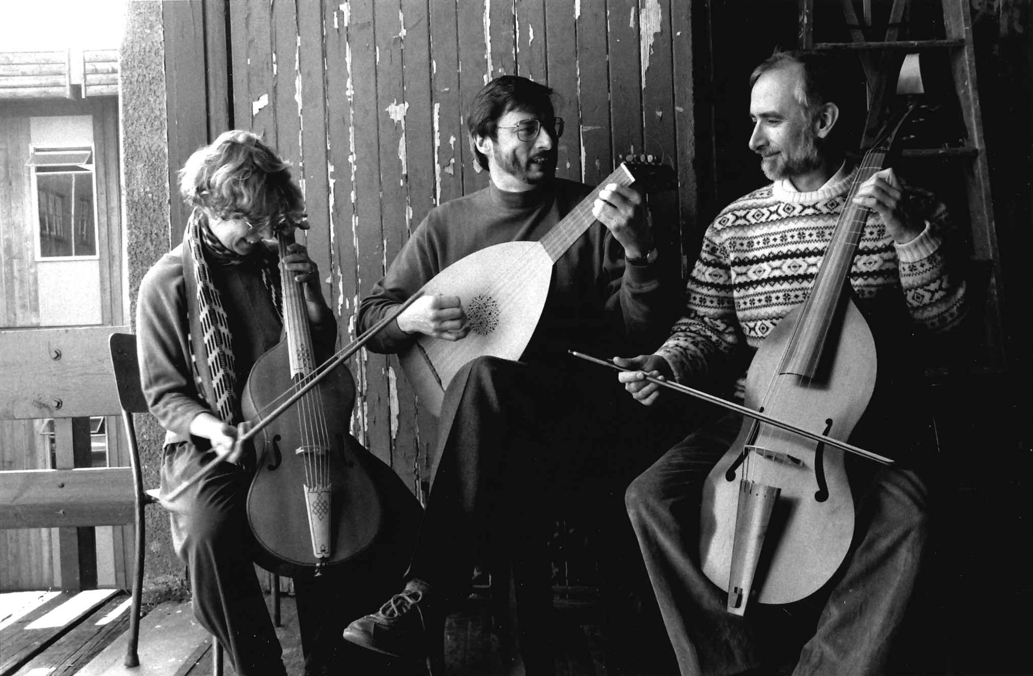 Prof. Sawyer (viol, right) with Pat Unruh (viol, left) and Ray Nurse (lute, center). Photo: Daryl Kahn Cline