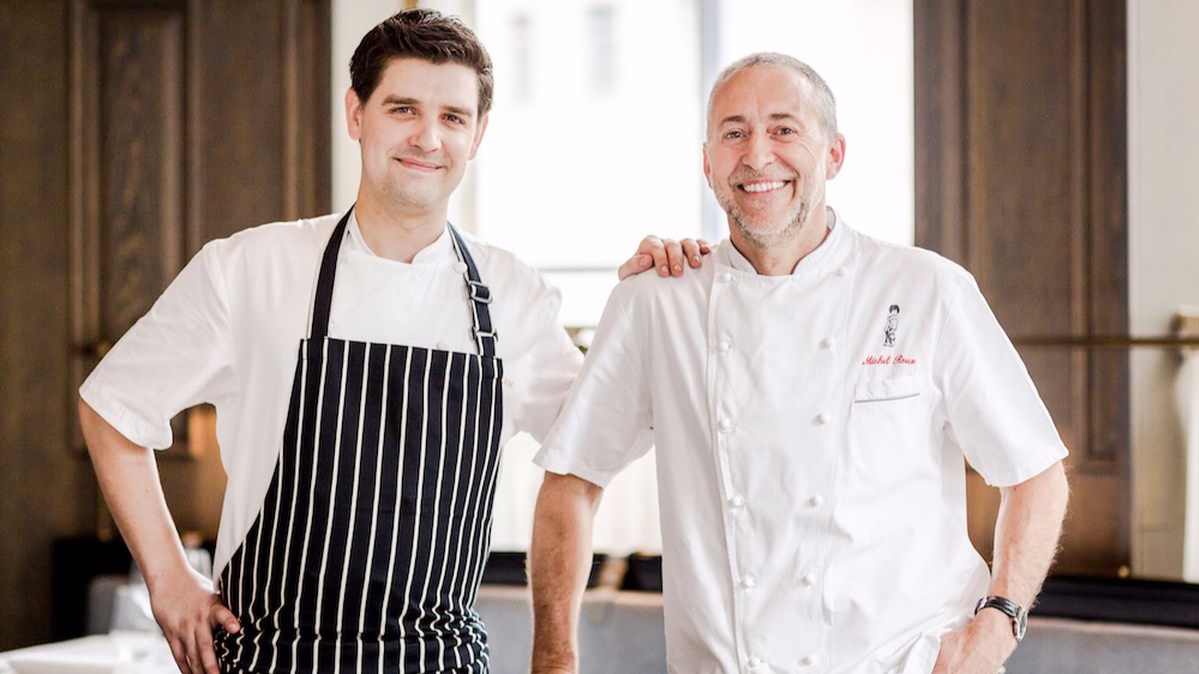 Lo chef Michel Roux Jr. Sotto la guida dello chef Nicolas Pasquier, il ristorante riformula l'esperienza di una cucina raffinata e semplice