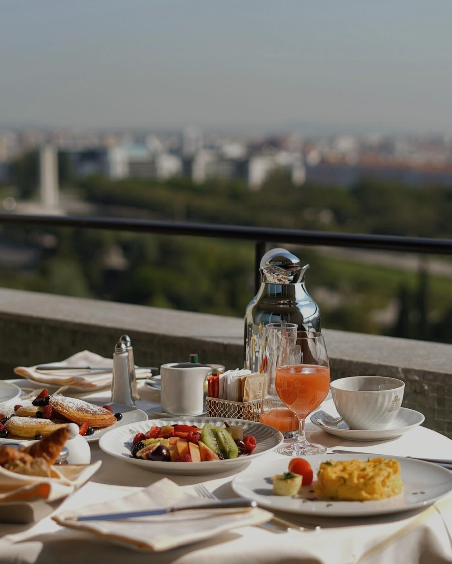 Wishing our Readers happy weekend with one of our top-picks in Portugal &mdash; a delicious breakfast in sunny Lisbon, at the iconic @fslisbon. Take advantage of our most recent reviews to plan your next escape!
&ndash;
#TheLuxuryInspector #FourSeaso