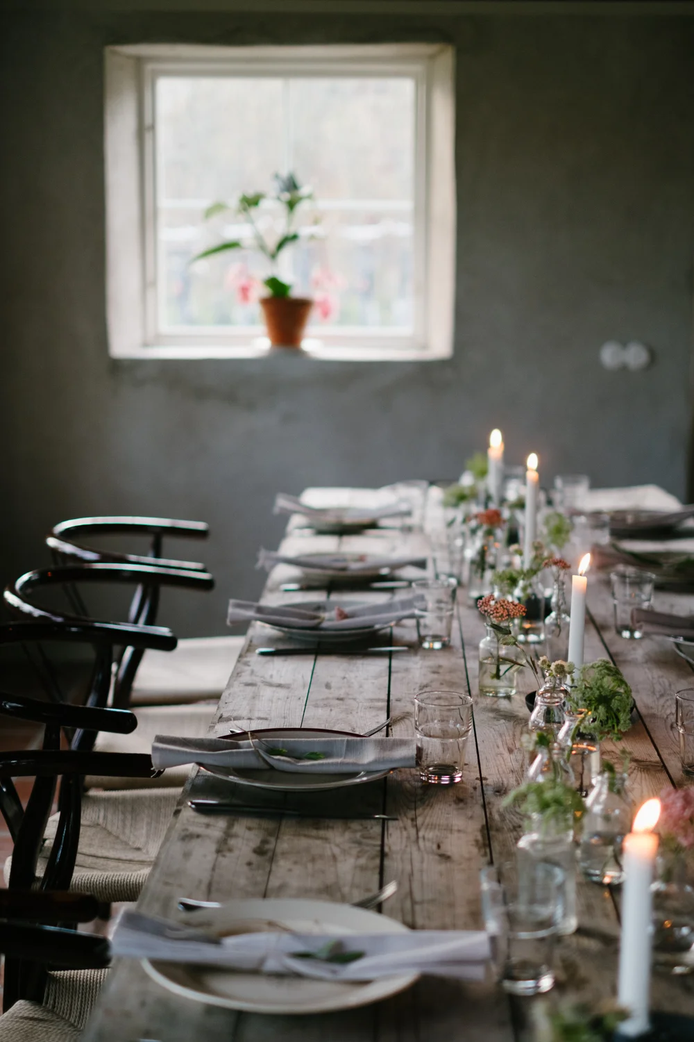 Vi bar in och dukade upp ett härligt långbord. Många ljus och små blomvaser med blommor, tygservetter och snöre. 