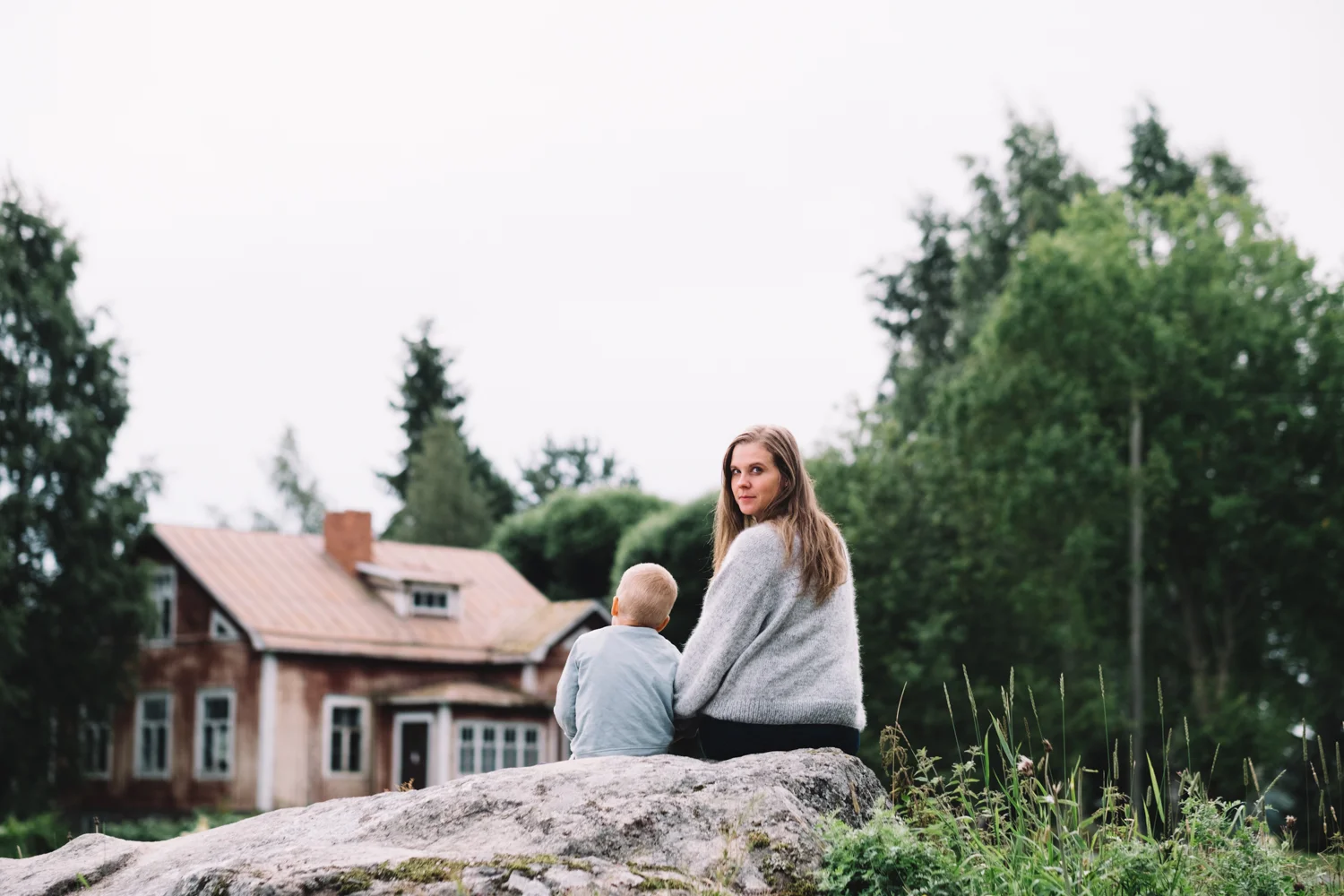 Vår sista dag på Torphage togs bilden som vi hela sommaren visste att vi skulle ta nån gång och som skulle bli framsidan på syster Amandas nya bok . 