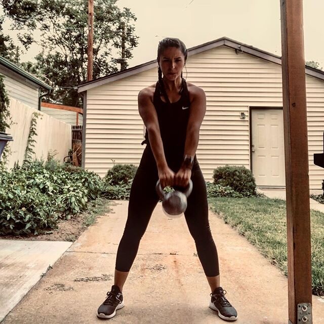 Whip my hair back and forth. Half way through; 5,000 Kettlebell swings in 10 days. 10 more days to go to get to 10K (500 a day). This has helped me strive through some hard days. Thankful for the community that included me in this fun challenge. @tli