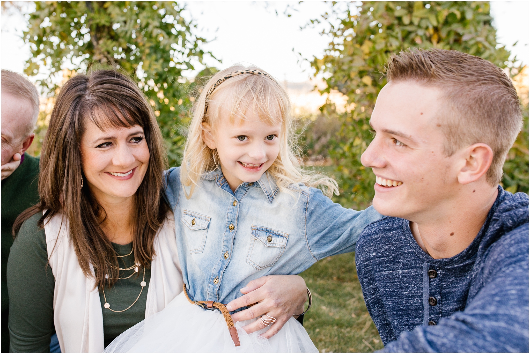 Lizzie-B-Imagery-Utah-Wedding-Photographer-Thanksgiving-Point-Payson-Temple_0096.jpg