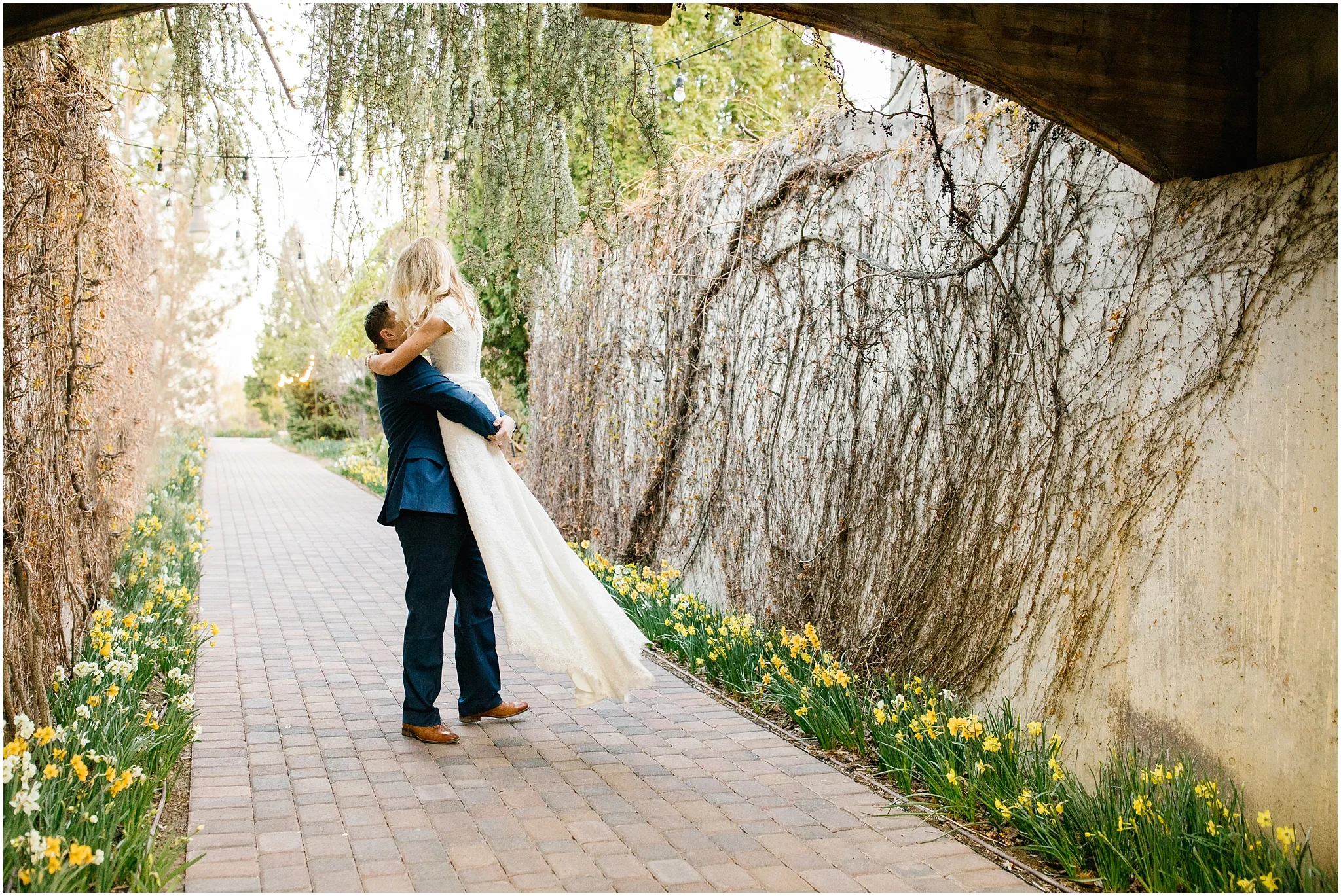 Lizzie-B-Imagery-Utah-Wedding-Photographer-Thanksgiving-Point-Payson-Temple_0021.jpg