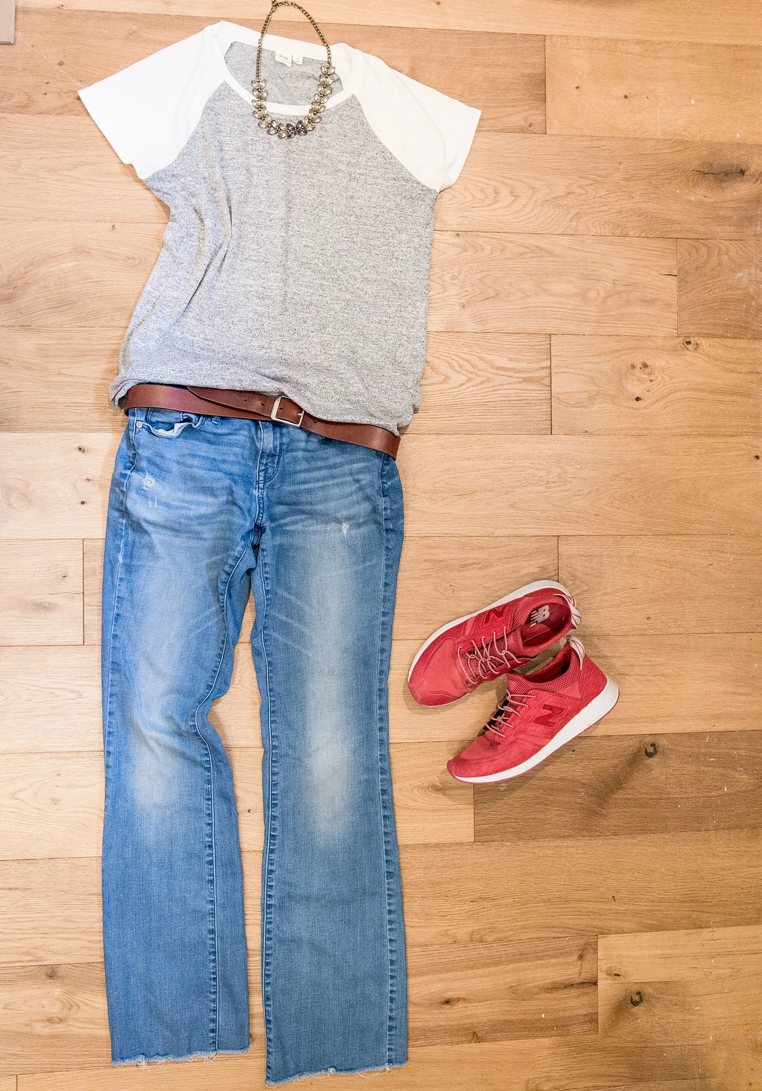 Here's a casual spring outfit idea for women over 40 and something I wear all the time! Get more inspiration on the blog today :)
