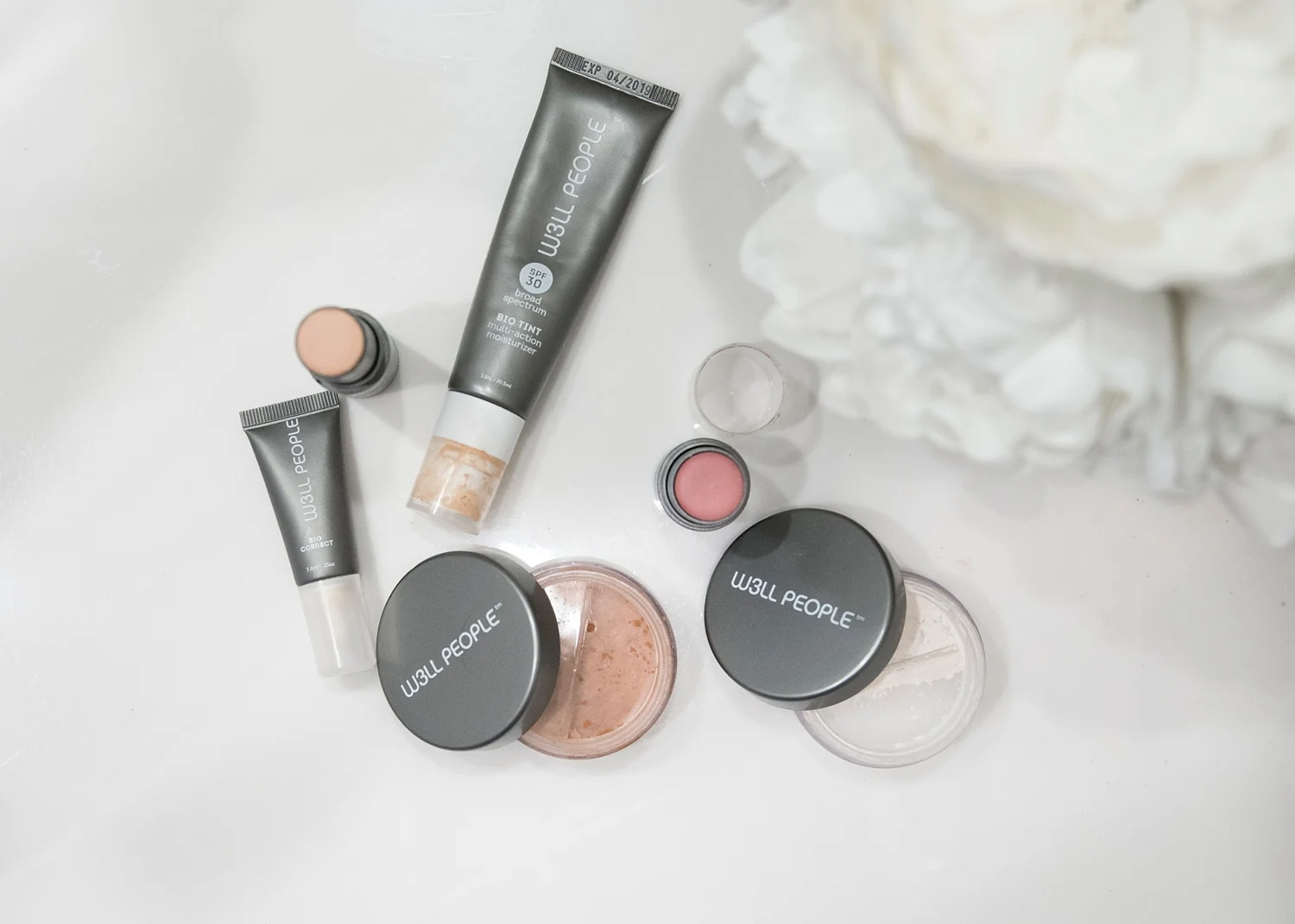 Looking for clean beauty options and you're an over 40 woman? I've got you covered in today's post all about green beauty that also cares for aging skin! W3LL People has incredible options for women over 40--moisturizing and healthy ingredients help give your skin a boost!