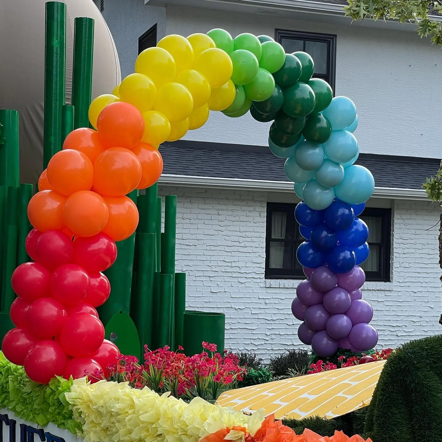 I am born and raised here in UA, when you get the chance to put balloons on a 4th of July float&hellip; it&rsquo;s what dreams are made of 🤩 congrats to the FARMS neighborhood! This was awesome! #tiedwithabowballoonco
