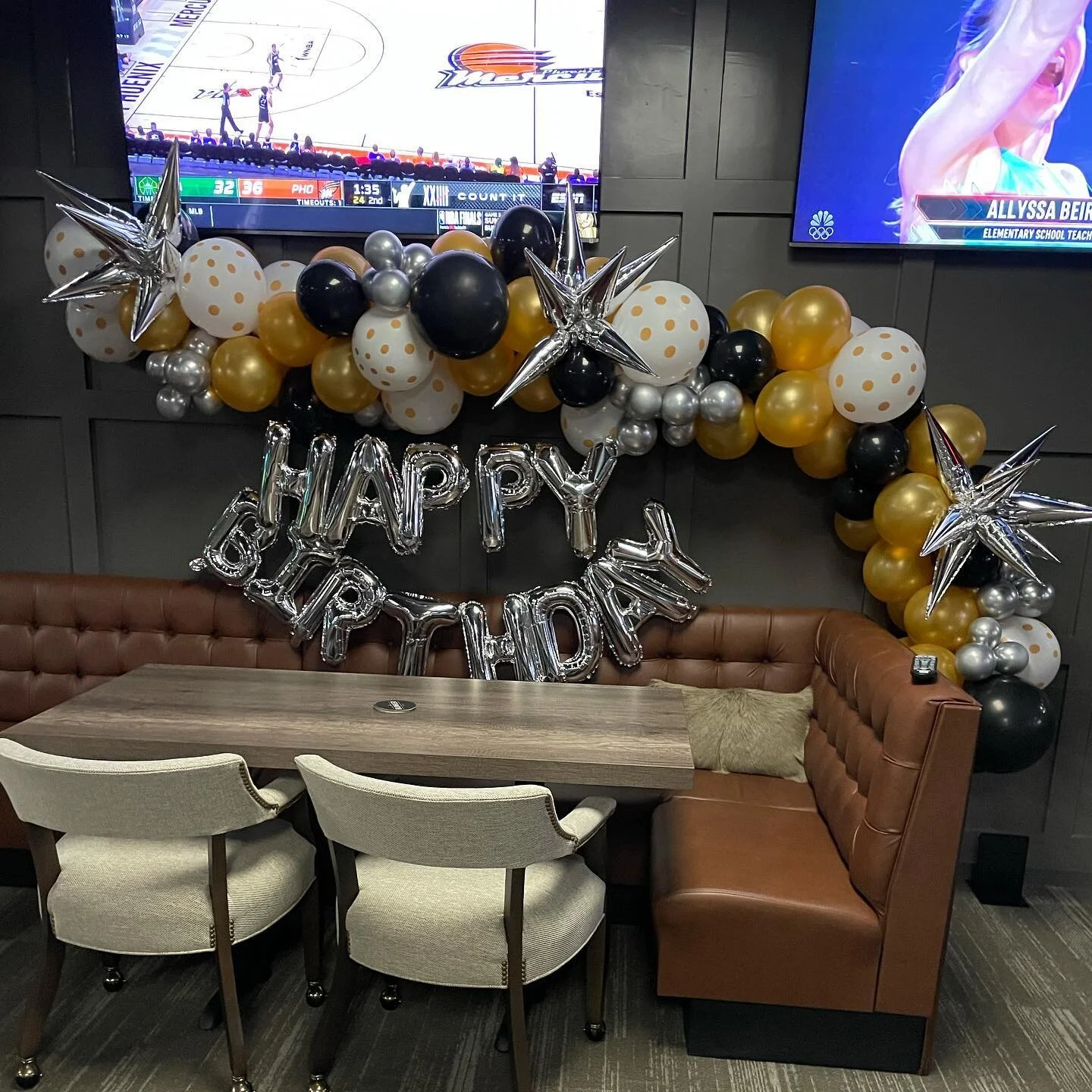 Surprise birthday parties call for birthday balloons of course 🌟 #tiedwithabowballoonco