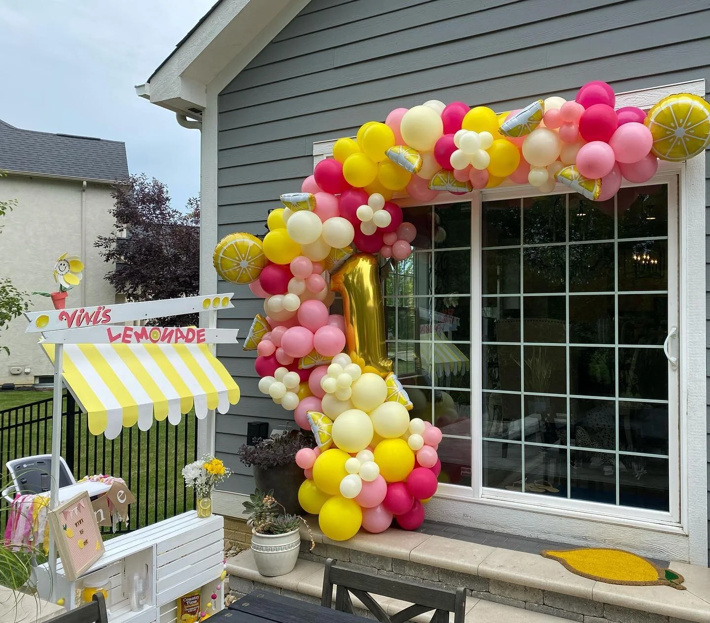 Lemonade 1st birthday party is quite possibly the most adorable theme&hellip; and this little lady even had her own custom made lemonade stand. Happy birthday! 🍋 💛 #tiedwithabowballoonco