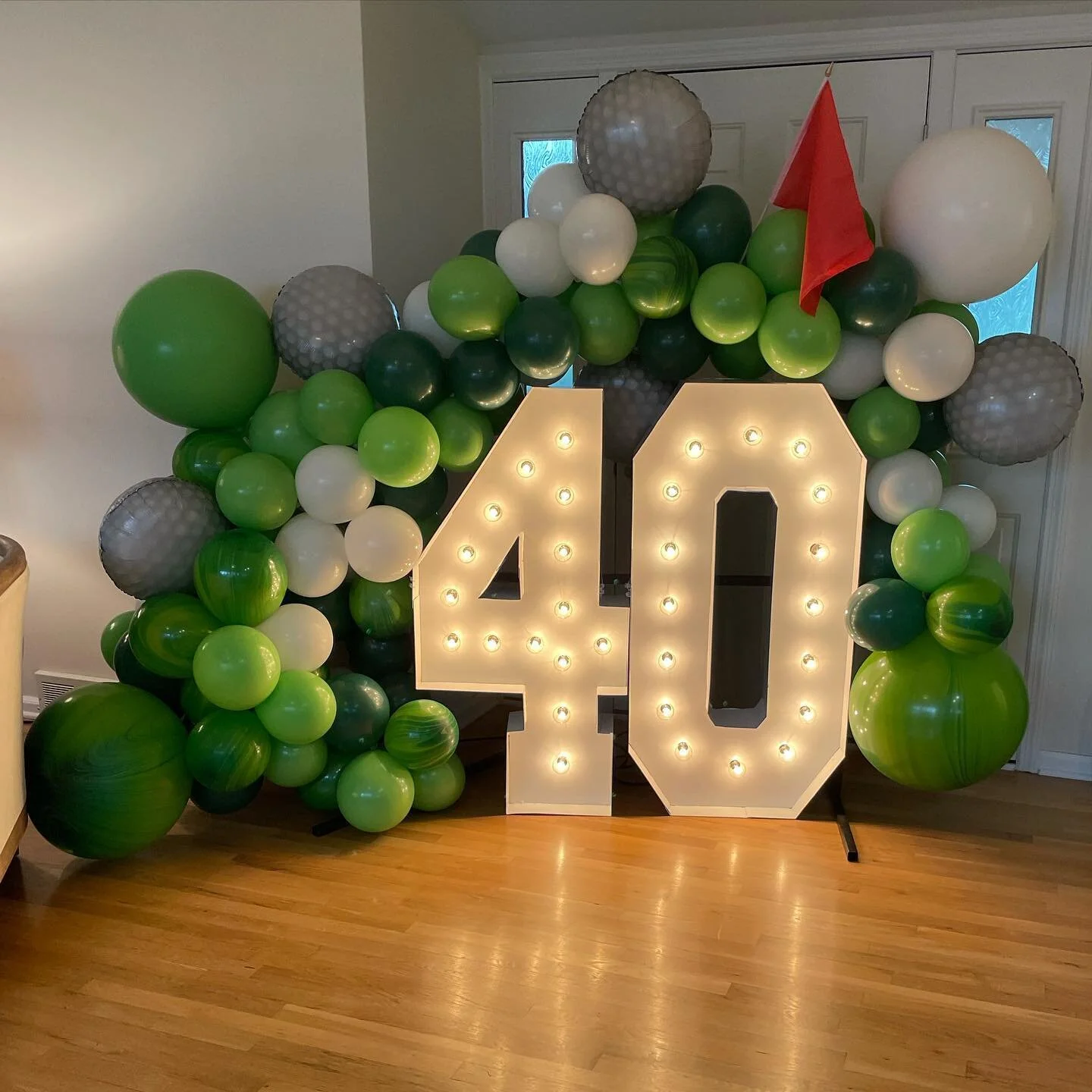 40th par-tee for this golf loving guy! So fun to get to accessorize these alphalit letters! #tiedwithabowballoonco