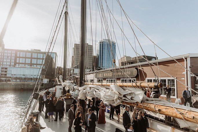 The most gorgeous fall wedding with cocktail hour spent sailing the Halifax Harbour. Cue Celine Dion for the last photo 🫶🏻
⠀⠀⠀⠀⠀⠀⠀⠀⠀
Photographer: @earthandhoney.co 
Videographer: @cf_photovideo 
Venue: @cablewharf.ca @tallshipsilva
Makeup: @peachi
