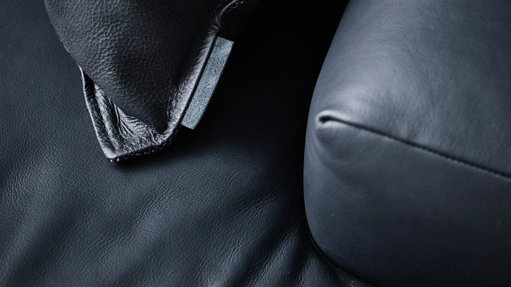 AW18+Setup+3+Reason+Sofa%2C+Pillow+Detail-LowRes.jpg