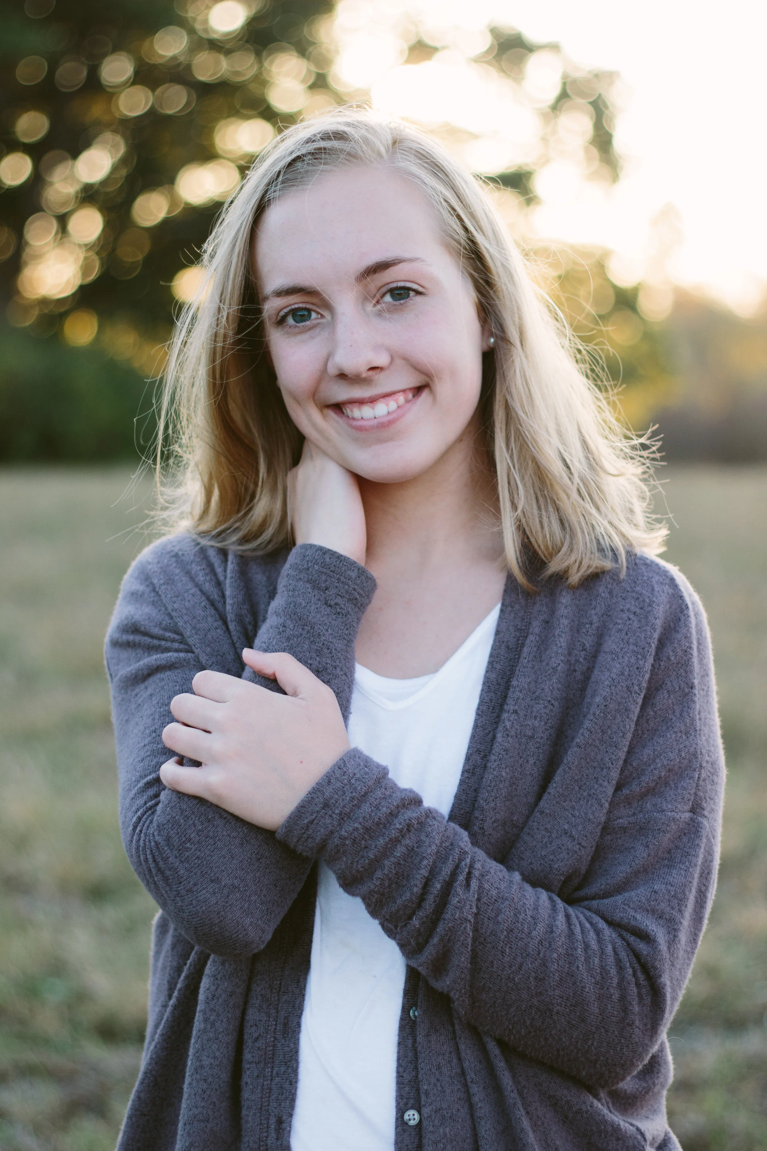 poses, outdoor, city, ideas, brick, young, inspiration, urban, fun, outfit, senior, simple, creative, artsy, dramatic, artistic, light and airy, natural light, head shots, Tumblr, Knoxville, sisters