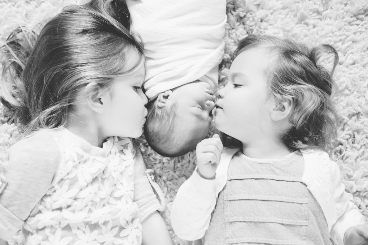 lifestyle, newborn, inspiration, family, indoor, in home, artistic, light and airy, natural light, sunrise, siblings, winter, vibrant, colorful, with baby, poses, inspiration, black and white